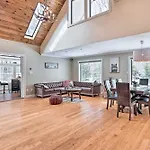 Charming Poconos Cottage With Covered Deck And Grill!