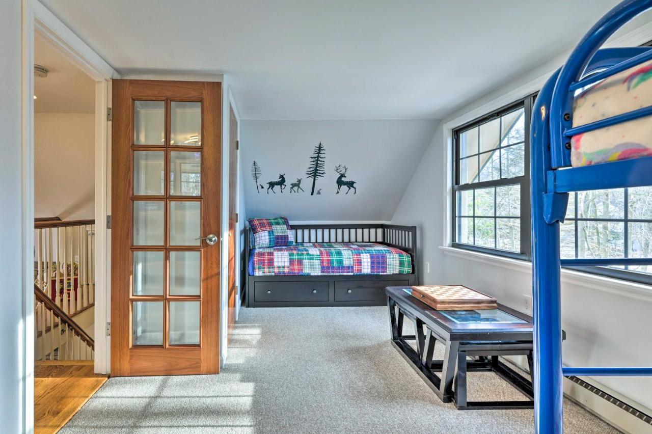 Charming Poconos With Covered Deck And Grill! Ferienhaus *