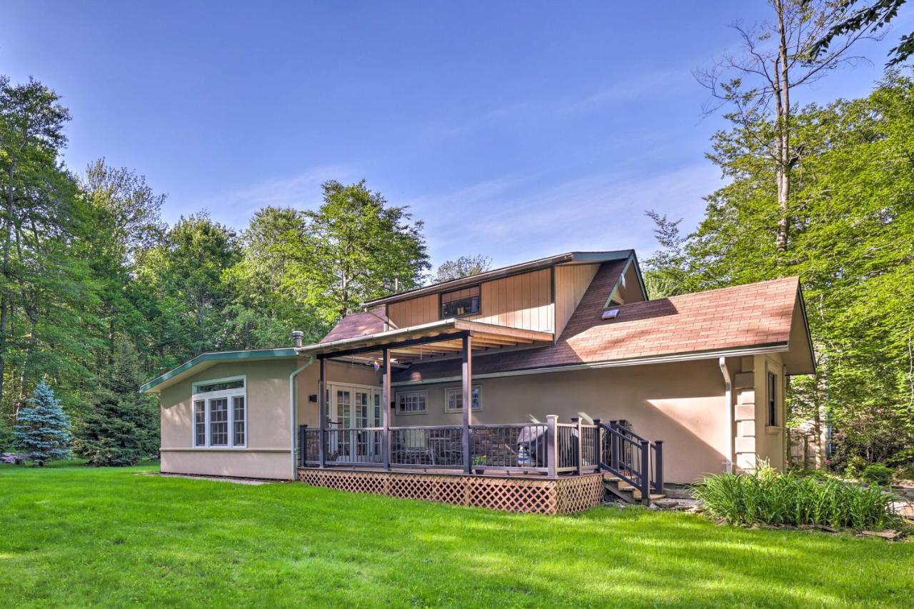 Charming Poconos With Covered Deck And Grill! Ferienhaus *