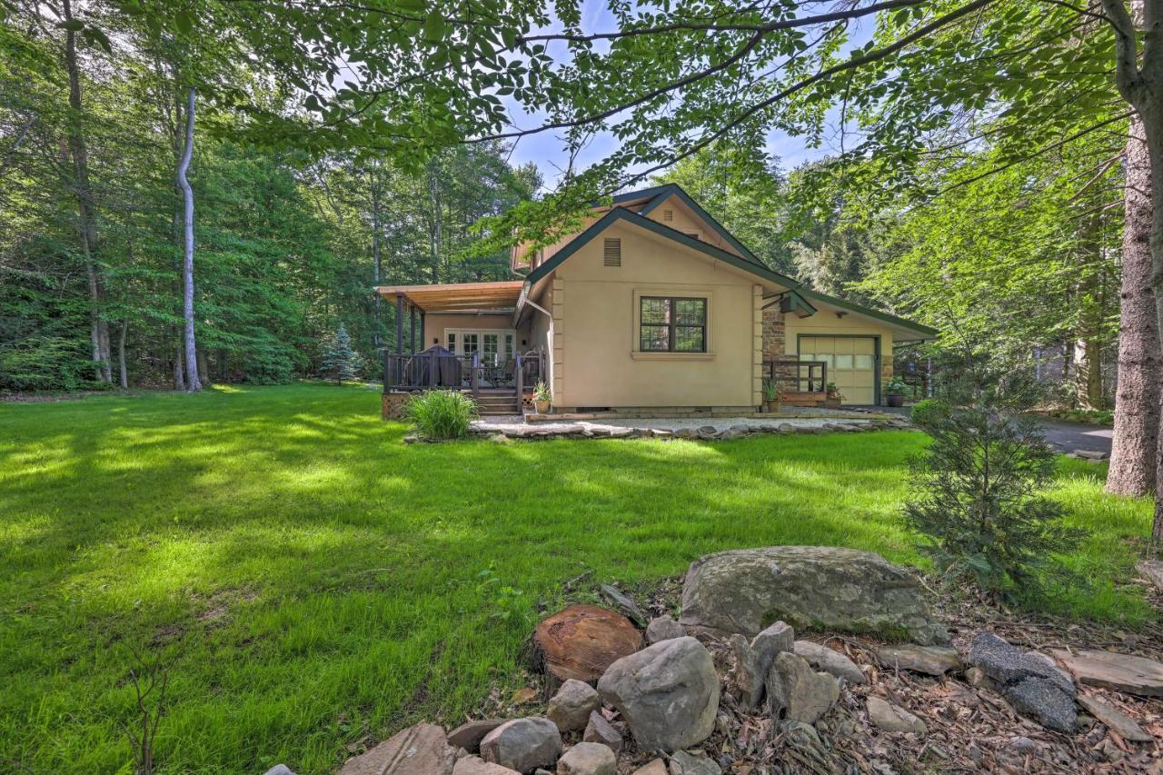Charming Poconos With Covered Deck And Grill! Ferienhaus *